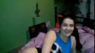  طبق كيتي الجنسي الجمبازي يغطى بالسائل المنوي ثم تعبث به بأصابعها
