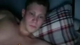 رجال مستقيمون متشددون يلعقون كل قطرة من بول الحفلة