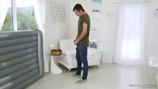 امراه تعمل مساج و هي متزوجه