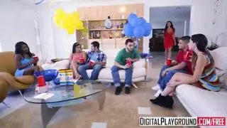 الأم الهيجانة تتناك من خطيب بنتها في المطبخ