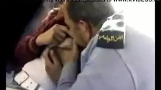 بورن صعب بجانب الطريق: قضيب الشرطي يضرب مراهقة، ويداه على بزازها