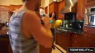 سكس يقطع البنطلون في المطبخ وابوها موجود