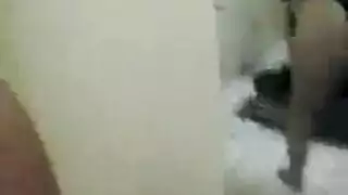 تعذيب النساء في قفص كلاب