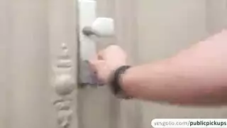 فم الفتاة الصغيرة المبلل وتغلغل صديقها العميق