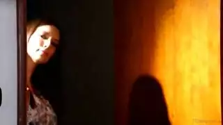 البنت تدخل على امها هي وتتناك وتقعد تزعق مع امه ويمسك البنت بالكون وينيك الريم