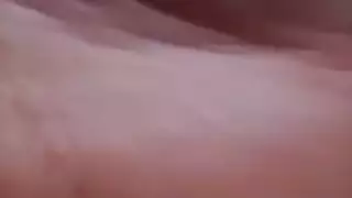 بنت تلعب ب بزازها