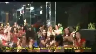 ربة منزل تبتلع قضيبًا ثم تتلقى ضربات قاسية