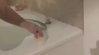 شقراء ذات أثداء كبيرة وعاهرة ذات شعر مجعد في علاقة جنسية ثلاثية جامحة