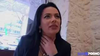 جلسة تقبيل مبللة مع امرأة ساخنة