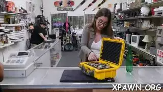 فانتازيا أخوية إباحية: الأخت المتبنية ذات المؤخرة الكبيرة تمارس الجنس على الأثاث