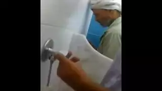فعل صريح في حمام عام مع رجال مصريين مثليين
