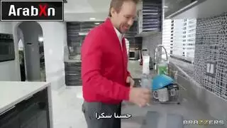 أم مثيرة تأخذ قضيب الجار خلف ظهر زوجها – فيديو كامل