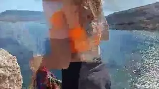 ثدييها الطبيعي وجملها الصغير يجعلها سعيدة