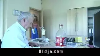 الخادمة والمدير