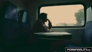 لاتينية مكتنزة تتباهى بأثدائها
