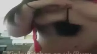 عاهرة بالجوارب السوداء تتعمق في حلق زميلتها في السكن خلال ثُلاثي صارم