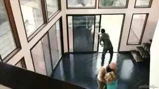 الزوج الديوث يشاهد زوجته تتناك من عشيقها وينيكها بعد عشيقها