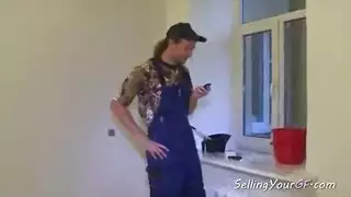 عاهرة روسية سمراء تتحول بعد ممارسة جنس عنيف بين الأعراق