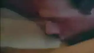 فتاة كلاسيكية تعطي جنس فموي ثم تأخذ قذفًا داخليًا على موقع التصوير