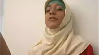محجبة مثيرة تأخذ قضيب كبير في مشهد إباحي