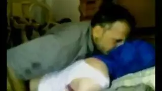 مع زوجته في شارع
