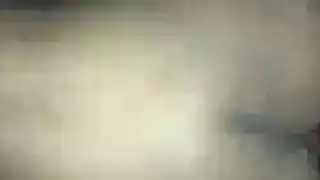 فتاة هاوية صغيرة الحجم تُحشى مزدوجًا بقضيب صلب في فاتحتيها
