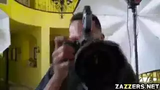 صاحب البيت يتلصص على جلليسة الاطفال وينكها