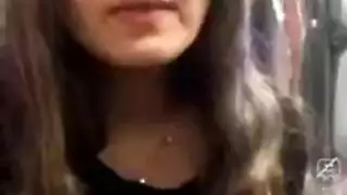 إباحية في العمل: فتاة سمراء تخدم شابين