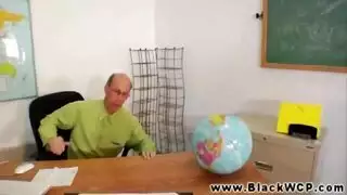 قضيب وحش يملأ مارس في فعل إباحي مكثف