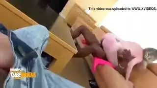 ثنائي مثلي يجعل مهابلهن تتدفق في الكعب قبل الجنس الجماعي