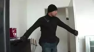 سارق إكس إكس إكس يقتحم، يخدرها، ويأخذ ما يريد