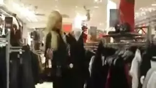 عاهرة شقراء في كعب أزرق تداعب قضيبًا سمينًا وتضغط على حلماتها