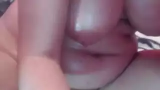 اشتعلت الزوجة العربية السميكة التي استملفت كيتيها الدهنية إلى هزة الجماع على كاميرا الويب