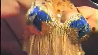 الفتاة العربية الساخنة داليدا تخلع كل ملابسها