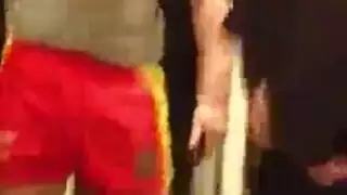 رجلان عجوزان دنسان يتشاركان فرج مراهقة ضيق