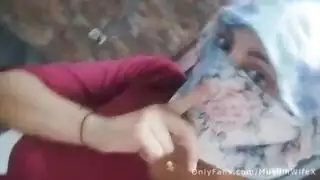 العربي الحقيقي ذو الثديين الضخمين يستمني كسها الكريمي الرطب إلى هزة الجماع بينما الزوج يشاهد من غرفة أخرى عبر الكاميرا