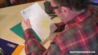 تحب على زب ابوها الضخم في طيزها الضيق