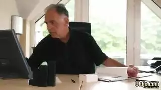السكرتير يلحس كس المدير تحت المكتب