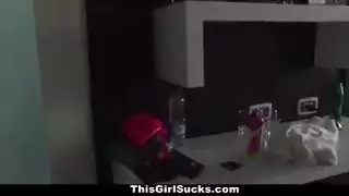 خنثى تمارس الجنس مع قضيبها الخاص حتى الانفجار