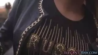 فطيرة حلقية إباحية: قذف بي بي سي على لسانها