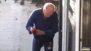 اب يدخل على بناته وبنيكها