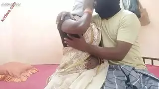 في الفندق مع اخته الصغيره