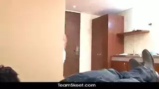 ابن يضع مخدر في الماء لمة و نيكة