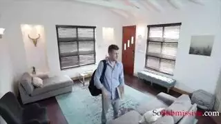 امراء تهدي زوجها بمساج