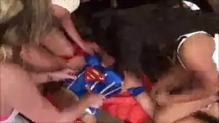 فرج كاترينا الضيق يُدمر بواسطة قضيب اصطناعي ضخم