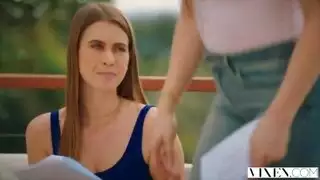 سكس جماعي صريح: أصدقاء يعطون عاهرة نيك مزدوج عنيف
