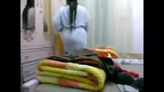 مايا خليفا واتنين بيقلعوها هدومها