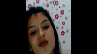 عذراء لاتينية نحيلة تُدمر بقضيب أبيض كبير