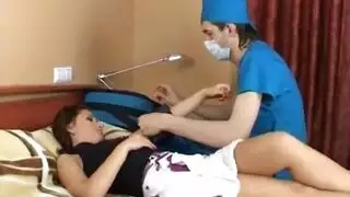 الدكتور ينيك المريضة تحت تاثير البنج