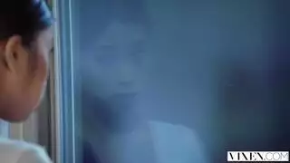 عاهرة آسيوية ذات أثداء طبيعية ضخمة تُسرق لجنس xxx عنيف